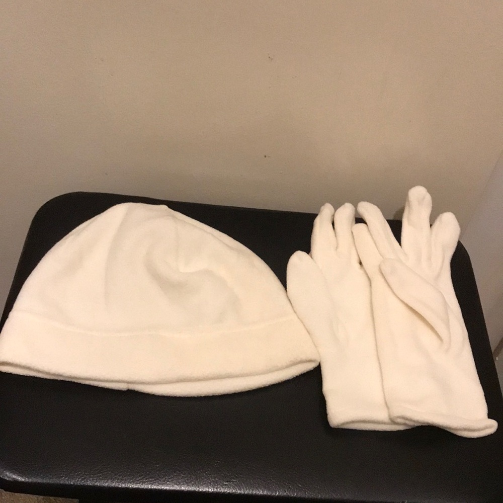 Girls Cream Hat and Gloves Set.  NWOT